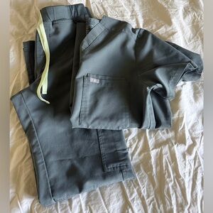 Figs Men's Cargo Pants and top